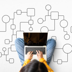 Especialista SEO vista-superior-mujer-sentada-suelo-usando-computadora-portatil-procesos-negocios-ilustracion-automatizacion-flujo-trabajo-diagrama-flujo